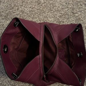 Leather handbag with chain details in strap